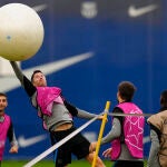 Lewandowski, con una pelota gigante en el entrenamiento del Barcelona previo a recibir al Inter