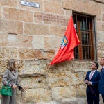 La presidenta del Consejo General de la Abogacía Española, Victoria Ortega, y el decano del Colegio Oficial de Abogados de Salamanca, Javier Román, participan junto al alcalde de Salamanca, Carlos García Carbayo, en el homenaje a Fernando García-Delgado, quien fuera presidente del Consejo de los Ilustres Colegios de Abogados de Castilla y León. En la imagen, junto a su viuda, Inmaculada García
