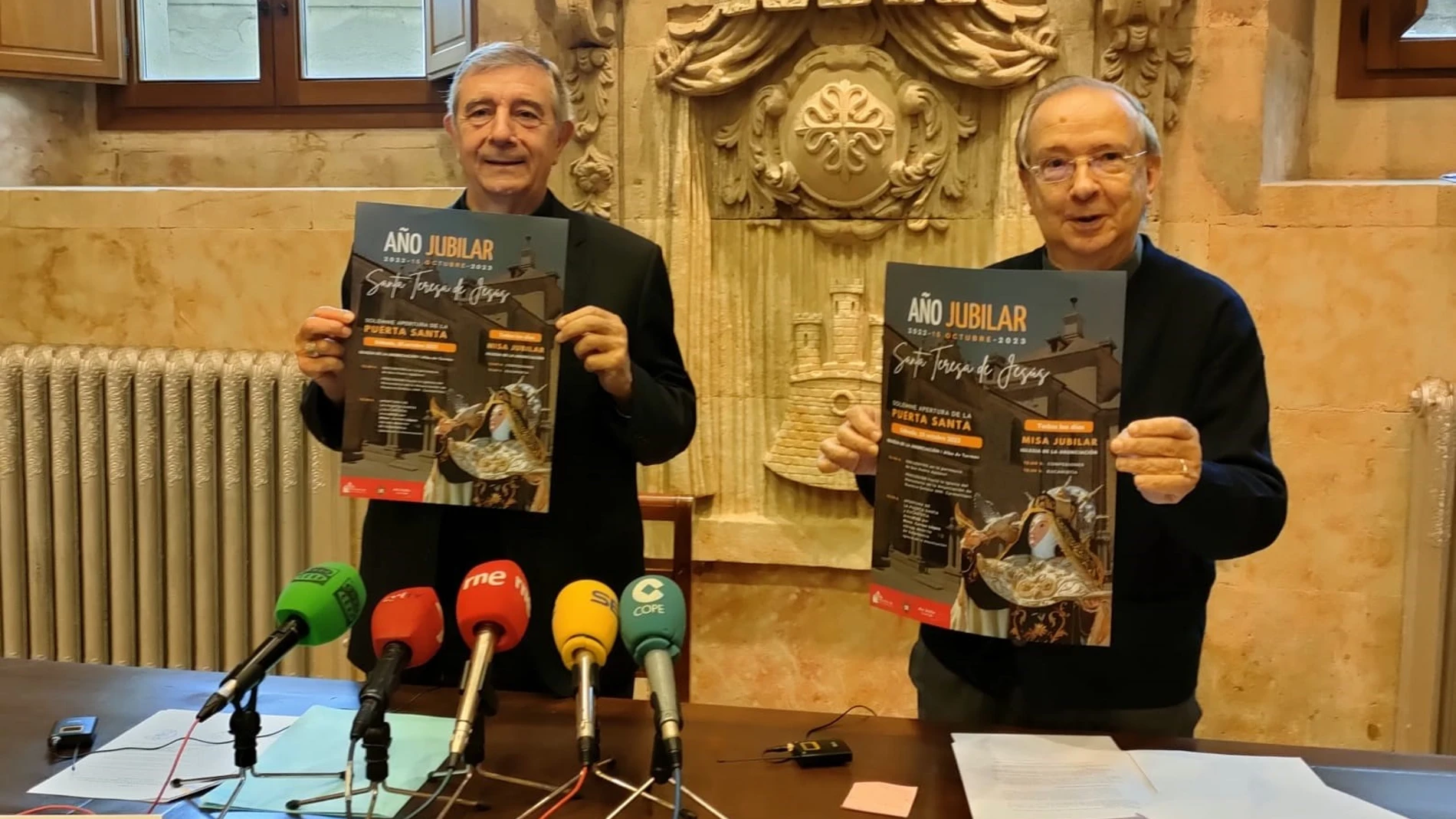 El obispo de las diócesis de Salamanca y Ciudad Rodrigo, José Luis Retana, acompañado por el vicario general de la Diócesis de Salamanca, Florentino Gutiérrez, en la presentación del año jubilar de Santa Teresa