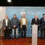 El presidente del Consejo Económico y Social (CES) de la Comunidad, Enrique Cabero; el consejero de Economía y Hacienda, Carlos Fernández Carriedo; y el director de la Fundación Anastasio de Gracia, Evelio Angulo, atienden a la prensa tras el encuentro con sindicalistas de la América Hispana