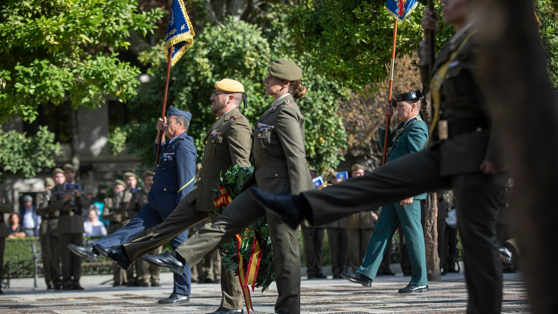 Militares con la corona de laurel para homenajear a los que dieron su vida en un acto celebrado con motivo del Día de la Hispanidad.