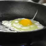 En realidad, lo que salta no es el aceite, sino el agua | Fuente: Dreamstime