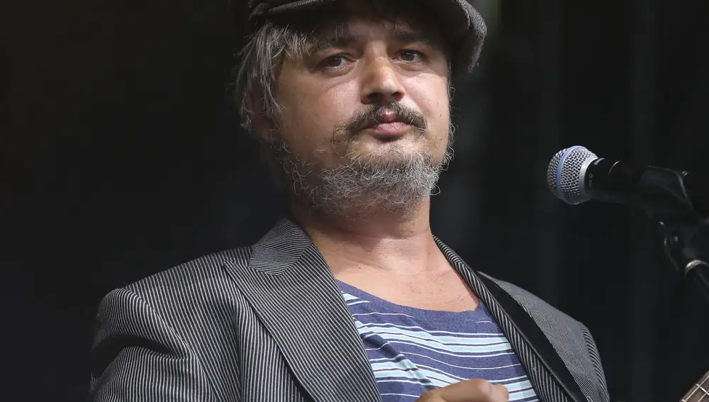 Pete Doherty actuando en Francia