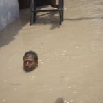 Las constantes inundaciones que sufre, cada vez con más fuerza, el sur de Asia centran parte del análisis de "Invisible Demons"