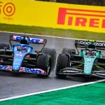 Fernando Alonso, de Alpine y Sebastian Vettel, de Aston Martin, en el último Gran Premio de F1