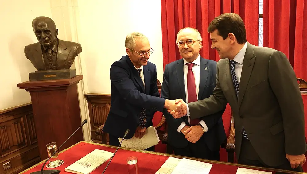 El presidente de la Junta de Castilla y León, Alfonso Fernández Mañueco, interviene en la presentación del libro "Ley Perpetua de Ávila", organizado por la Real Academia de Ciencias Morales y Políticas