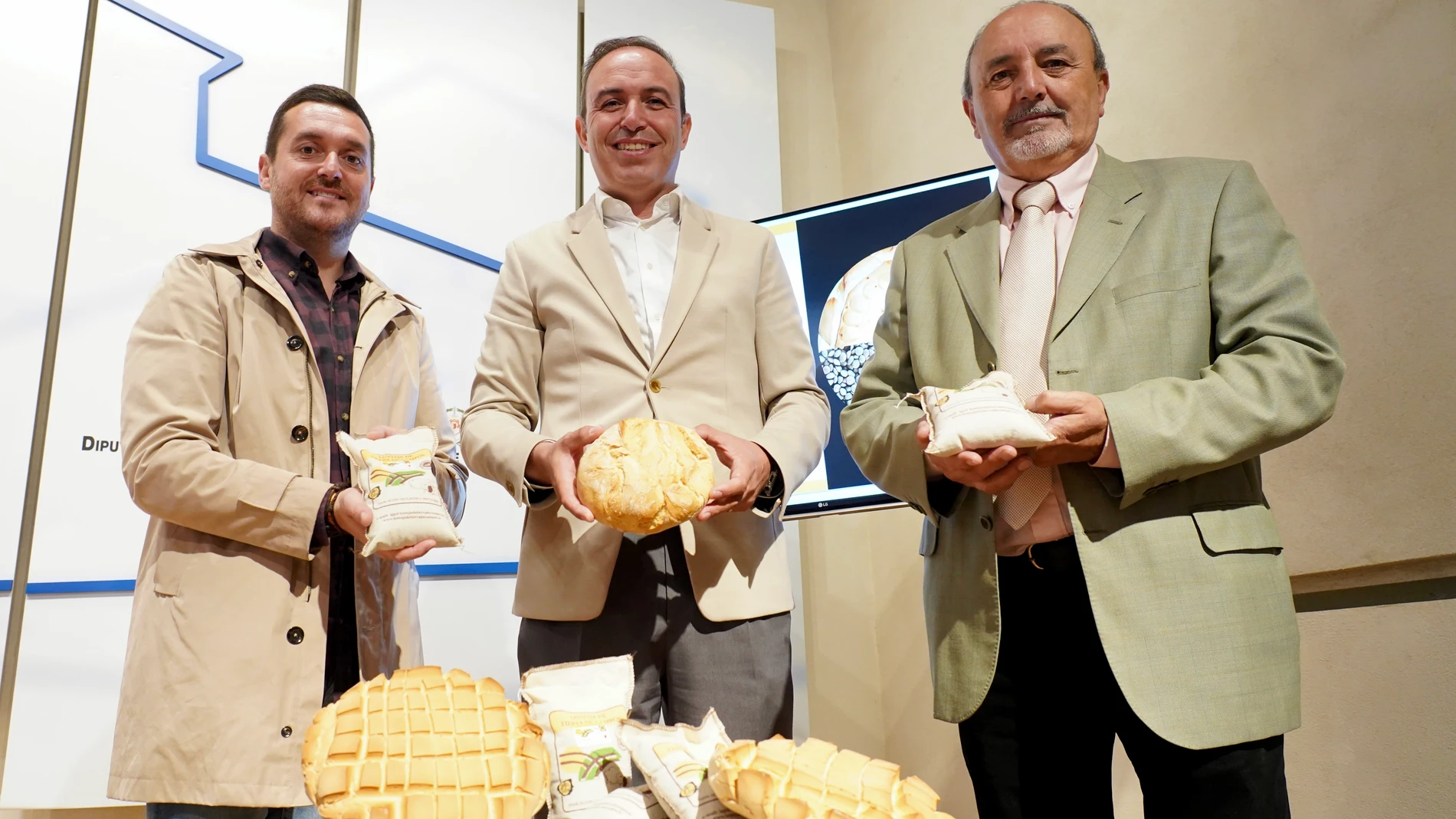 El vicepresidente de la Diputación de Valladolid, Víctor Alonso, acompañado del alcalde de Mayorga, Alberto Magdaleno y del presidente de la IGP Lenteja Tierra de Campos, José Andrés García, presentan la Feria