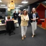 La consejera de Movilidad y Transformación Digital, María González Corral, visita el laboratorio de ciberseguridad de Orange