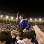 El becerrista salmantino de 15 a&ntilde;os, Marcos P&eacute;rez, ha cortado esta tarde las dos orejas y el rabo y ha salido por la puerta del Pr&iacute;ncipe durante el festival taurino a beneficio de la Hermandad del Gran Poder, que ha tenido lugar este mi&eacute;rcoles en la Plaza de la Maestranza de Sevilla. EFE/ Ra&uacute;l Caro.. EFE/Ra&uacute;l Caro