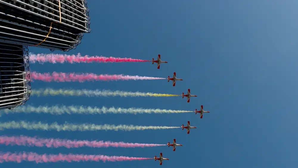 La Patrulla Águila dibuja la bandera de España en el cielo