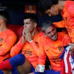 Joao Félix bromea con De Paul en el banquillo