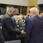 El ministro de Defensa rumano, Vasile Dincu (izda), conversa con sus homólogos de Suecia, EE UU y Ucrania durante la reunión de la OTAN en Bruselas