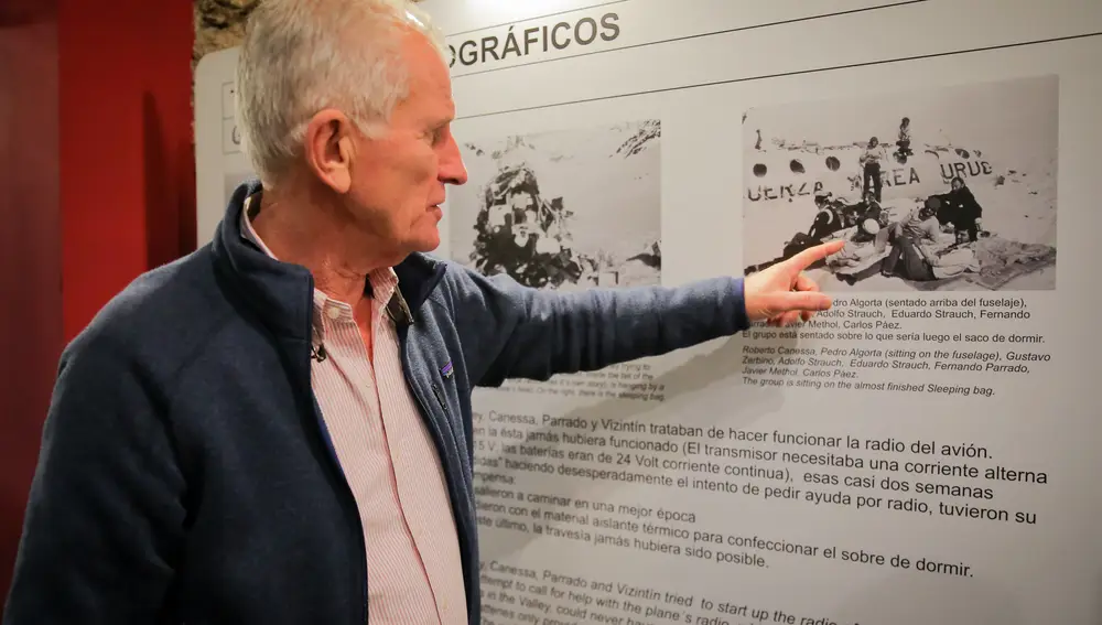 Roy Harley, sobreviviente de la tragedia de los Andes, muestra una foto tomada en la montaña durante una entrevista con Efe