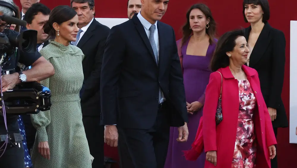 La Reina Letizia; el presidente del Gobierno, Pedro Sánchez y la ministra de Defensa, Margarita Robles, durante el acto solemne de homenaje a la bandera nacional y desfile militar en el Día de la Hispanidad, a 12 de octubre de 2022, en Madrid (España).