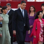La Reina Letizia; el presidente del Gobierno, Pedro Sánchez y la ministra de Defensa, Margarita Robles, durante el acto solemne de homenaje a la bandera nacional y desfile militar en el Día de la Hispanidad, a 12 de octubre de 2022, en Madrid (España).