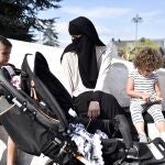 Una mujer cubierta protesta contra la prohibición del burka y el nikab, en Copenague (Dinamarca)