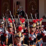 El Rey Felipe VI mientras desfila la Guardia Real durante el acto solemne de homenaje a la bandera nacional y desfile militar en el Día de la Hispanidad, a 12 de octubre de 2022, en Madrid (España).