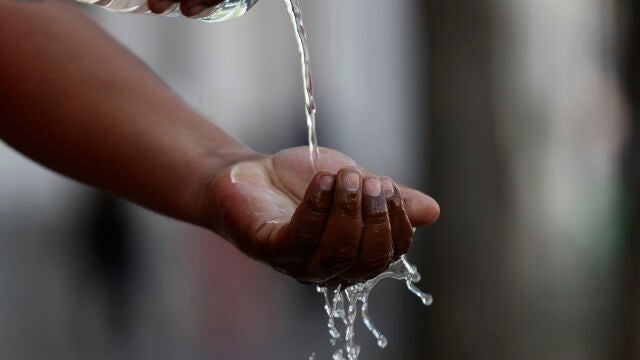 Beber mucha agua puede prevenir la deshidratación, lo que puede reducir los síntomas de sequedad ocular.