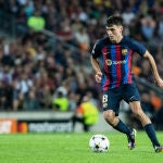 Pedri, durante un partido con el Barcelona