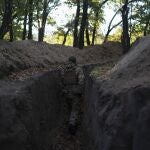 Un soldado ucraniano pasea por las trincheras cavadas por los rusos en las localidades recuperadas de Jerson