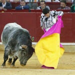 ZARAGOZA, 12/10/2022.- El diestro José Garrido con el sexto toro durante el festejo taurino con motivo de la Feria del Pilar celebrado este miércoles en la plaza de toros de La Misericordia en Zaragoza. EFE/Javier Cebollada