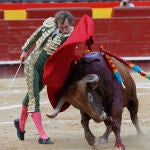 VALENCIA, 12/10/2022.- El torero Román Collado da un pase a un toro durante la corrida de este miércoles en la Plaza de Toros de Valencia. EFE/ Juan Carlos Cárdenas
