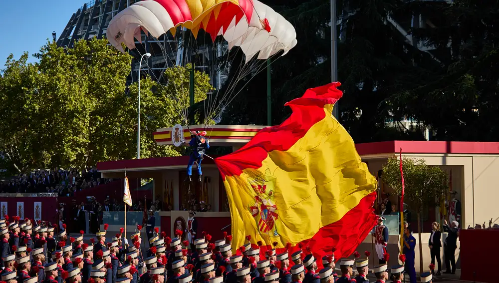 Momento en el que un paracaidista de la PAPEA aterriza con la bandera