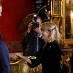 El rey Felipe VI saluda a la expresidenta de la Comunidad de Madrid Esperanza Aguirre a su llegada a la tradicional recepción a las altas autoridades del Estado y a representantes del mundo político, económico, social y cultural, tras el desfile por el Día de la Fiesta Nacional, este miércoles en el Palacio Real