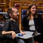 El portavoz de Podemos en el Congreso, Pablo Echenique, junto a la ministra de Igualdad, Irene Montero
