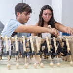 Los alumnos Aarón Reina y Cristina Fernández del IES Almunia de Jerez de la Frontera (Cádiz) junto a la máquina que han diseñado y construido, con materiales reciclados