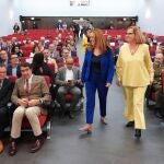 La nueva presidenta de la Confederación Hidrográfica del Duero, María Jesús Lafuente Molinero, junto a la delegada del Gobierno, Virginia barcones, antes de tomar posesión de su cargo