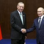 Vladimir Putin saluda a Recep Tayyip Erdogan en Astana