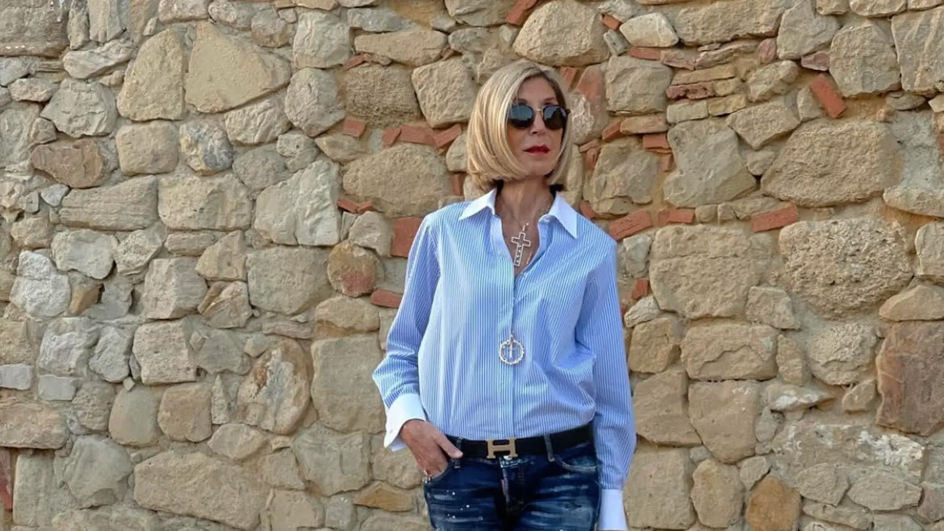 Susi Rejano con vaqueros rotos.