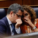 Los ministros Presidencia, Félix Bolaños y de Hacienda, María Jesús Montero, conversan durante el pleno del Congreso