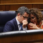 La ministra de Hacienda, María Jesús Montero, junto al ministro de la Presidencia, Félix Bolaños