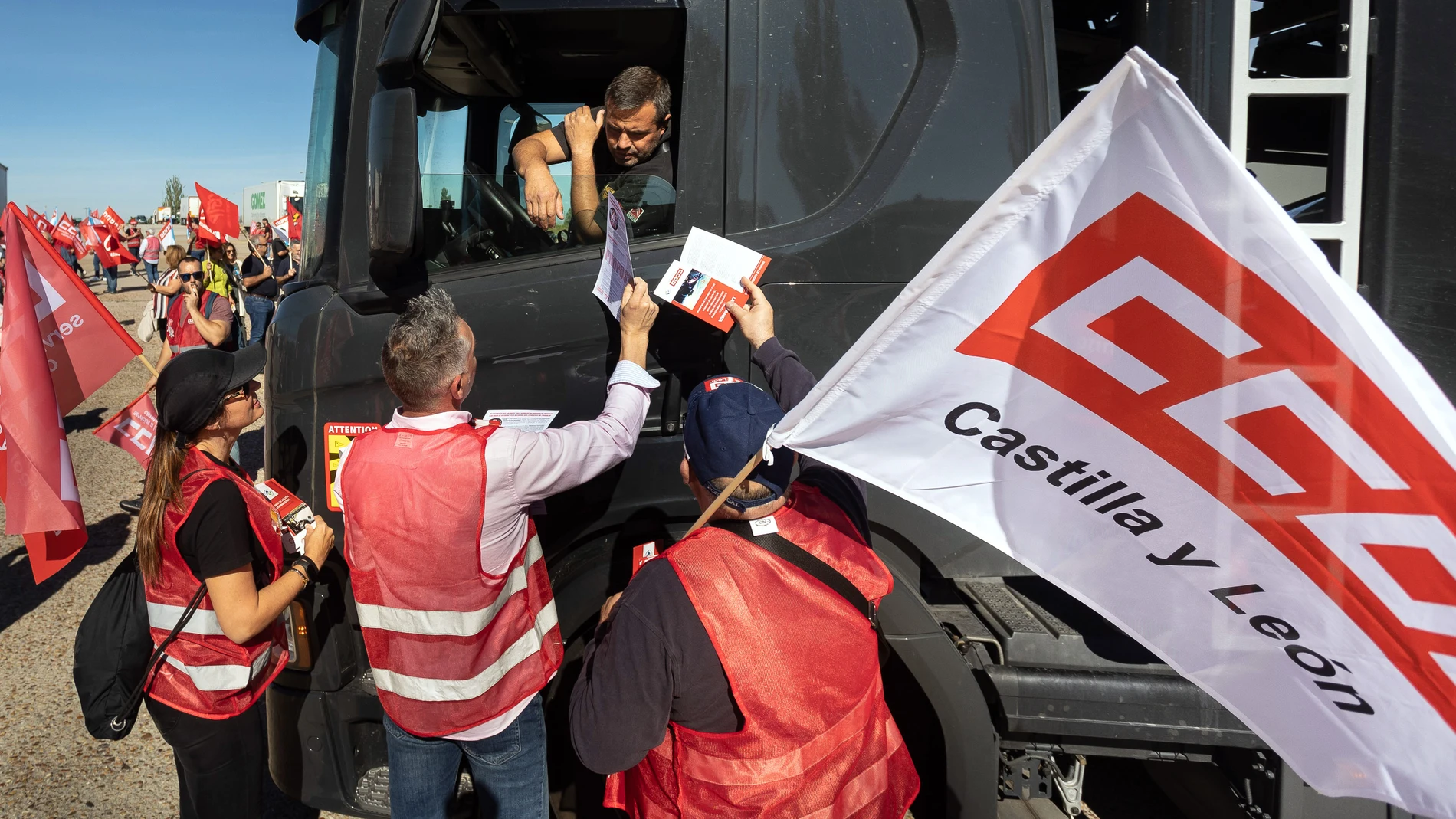 Concentración de camioneros con el lema "La Fatiga Mata" en la frontera portuguesa entre Vilar Formoso y Fuentes de Oñoro (Salamanca)