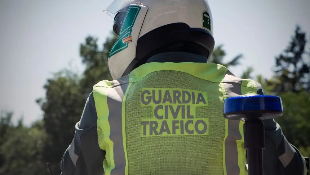 Un agente de Tráfico de la Guardia Civil