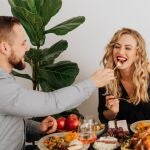 Pareja disfrutando de una comida en su casa