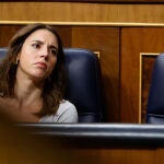 La ministra de Igualdad, Irene Montero, este jueves en el Congreso donde comparece el presidente para informar de las medidas económicas y sociales adoptadas ante la crisis provocada por la guerra en Ucrania y para dar cuenta de la reunión del último Consejo Europeo. EFE/ Javier Lizón