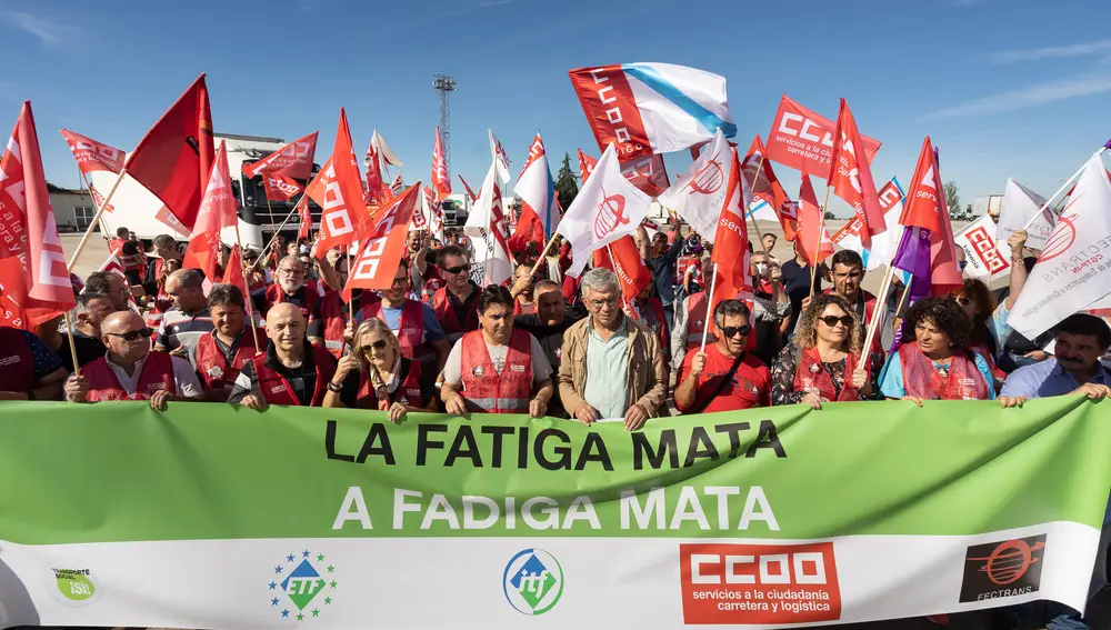 Concentración de camioneros con el lema "La Fatiga Mata" en la frontera portuguesa entre Vilar Formoso y Fuentes de Oñoro (Salamanca)