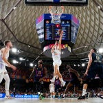 Causeur se dispone a anotar una bandeja en el partido disputado en el Palau