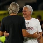 Los entrenadores del Real Betis, Manuel Pellegrini (i), y de la Roma, José Mourinho, se saludan al término del partido. EFE/ Julio Muñoz