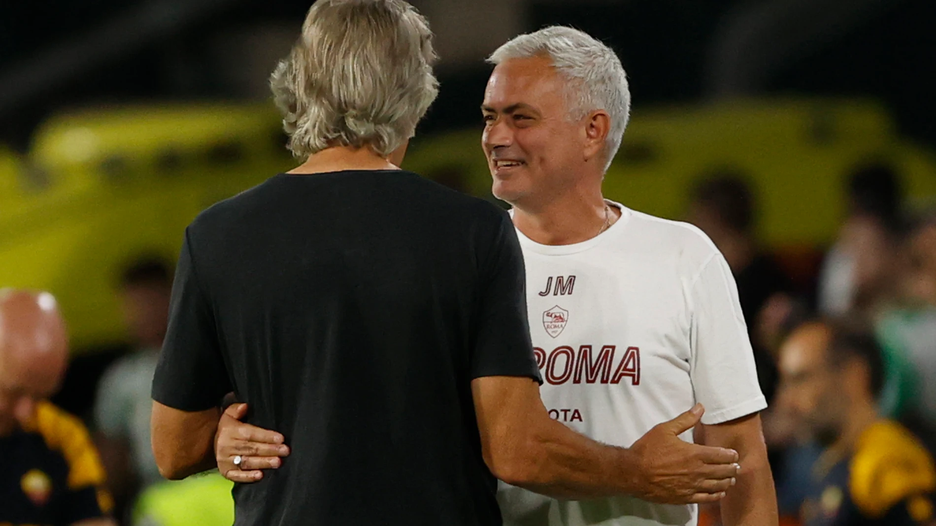 Los entrenadores del Real Betis, Manuel Pellegrini (i), y de la Roma, José Mourinho, se saludan al término del partido. EFE/ Julio Muñoz