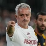 Jose Mourinho, técnico de la Roma, en un momento del partido ante el Betis