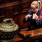 Giorgia Meloni vota durante la elección del presidente de la Cámara de Diputados