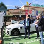El concejal de Urbanismo de Zamora, Romualdo Fernández; el gerente del Centro Comercial Valderaduey, Miguel Escudero, y el delegado institucional de Iberdrola en Castilla y León, Miguel Calvo, abren el primer punto de recarga ultrarrápida
