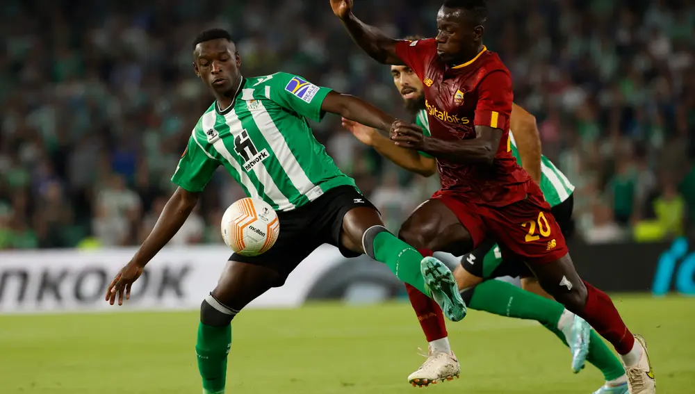 El delantero brasileño del Betis, Luiz Henrique (i), disputa el balón ante el centrocampista guineano de la Roma, Mady Camara. EFE / Julio Muñoz.