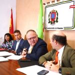 El consejero de Sanidad, Alejandro Vázquez, conversa con García-Cruces, gerente de Sacyl, durante su reunión con la corporación municipal de Villablino y la Plataforma en Defensa de la Sanidad Pública de El Bierzo y Laciana