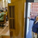 El presidente de la Junta de Andalucía, Juanma Moreno (d), y el consejero de la Presidencia, Interior, Diálogo Social y Simplificación Administrativa de la Junta de Andalucía, Antonio Sanz (2d), a su llegada a la sesión en la Cámara andaluza. EFE/ Raúl Caro.