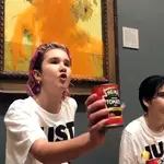 Los activistas de Just Stop Oil segundos después del acto vandálico